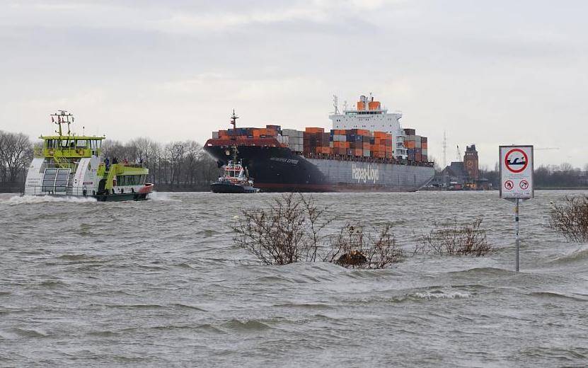 4445_0641 Strand unter Hochwasser - Schiffsverkehr auf der Elbe. | Hochwasser in Hamburg - Sturmflut.
